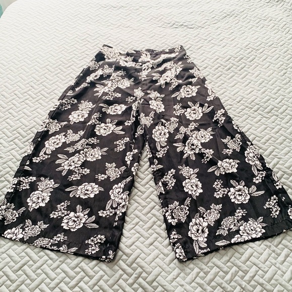 Floral printed Wide Leg Cropped Pants - Picture 4 of 4